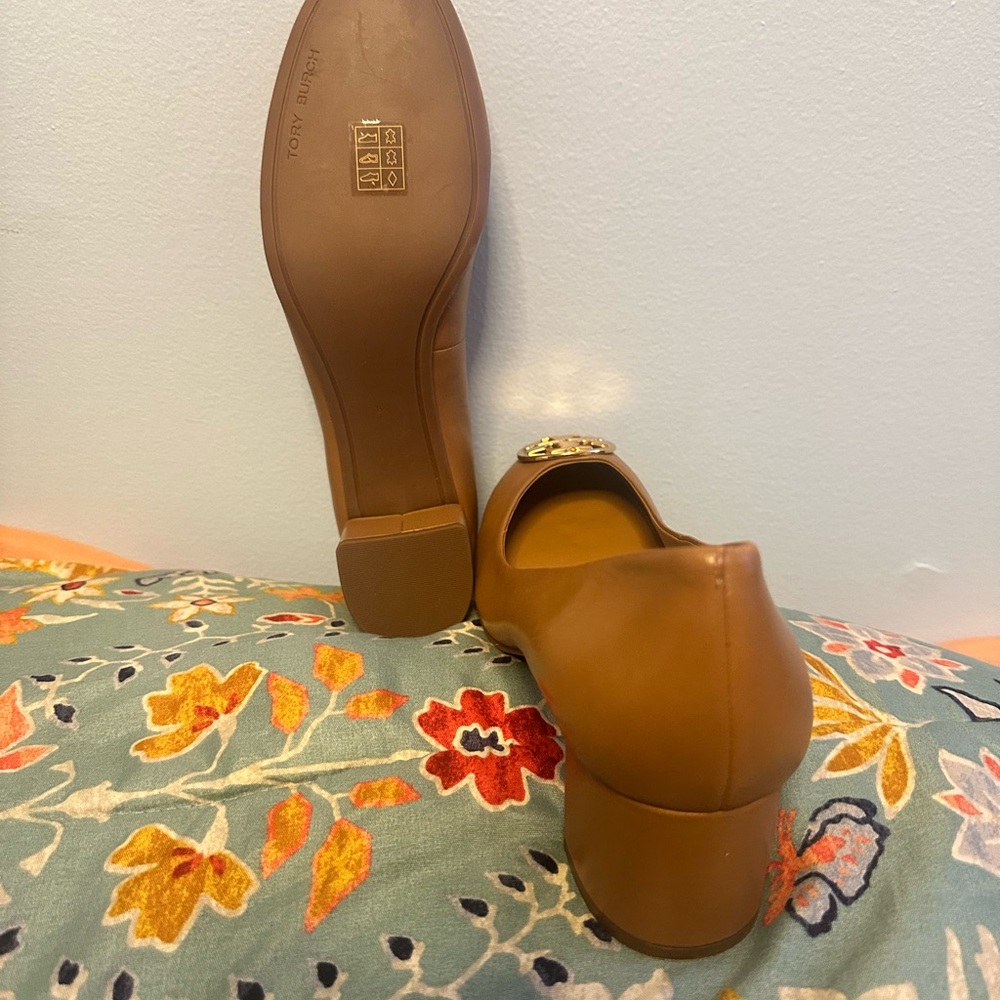 Tory Burch Tan Leather Heels with Gold Logo - Picture 3 of 3